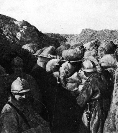 Vijanden in dezelfde loopgraaf tijdens WOI, Franse en Duitse soldaten gescheiden door slechts een muur van zandzakken (zw foto) door French Photographer